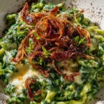 Cremige Spinatspätzle mit Käse & knusprigen Röstzwiebeln