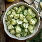 Erfrischender Gurkensalat mit Schmand und Dill