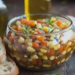 Linsensalat lauwarm im Glas zubereiten